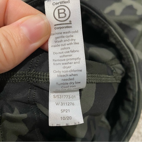 ATHLETA Ultimate Camo 7/8 Tight Leggings Olive Stash Pockets Active Size Small - Picture 14 of 16